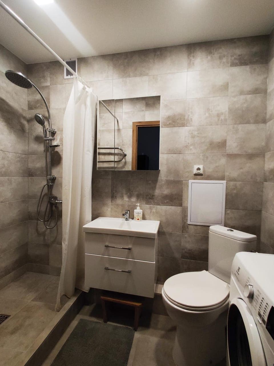 Shower, Toilet, Bathroom, Bath, towels, washing machine