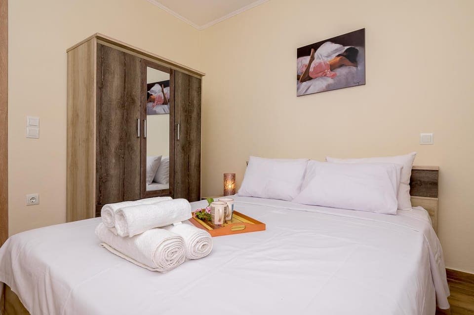 Bed, Bedroom, towels