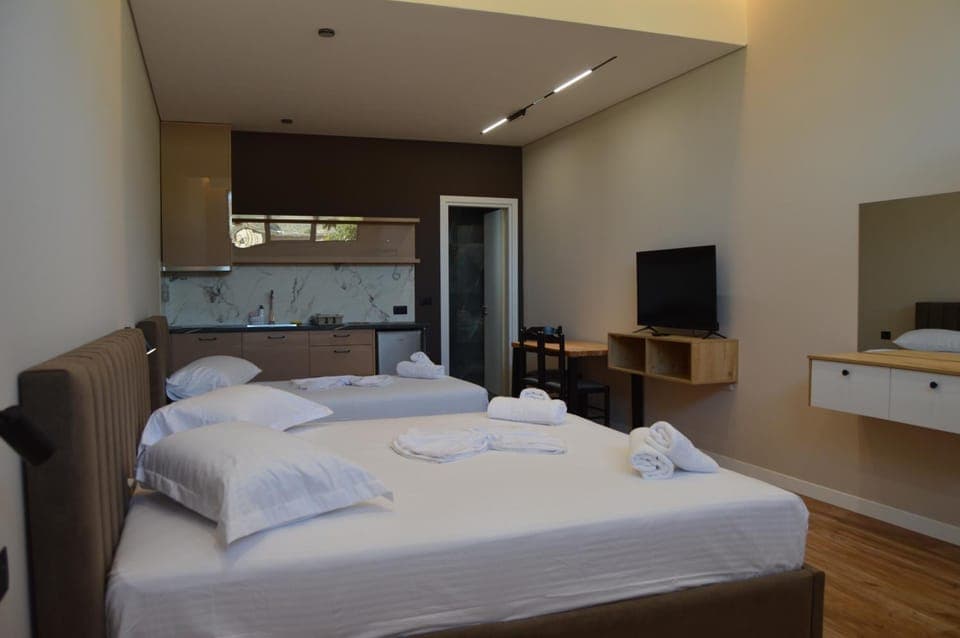 Bed, TV and multimedia, Photo of the whole room, Bedroom, towels