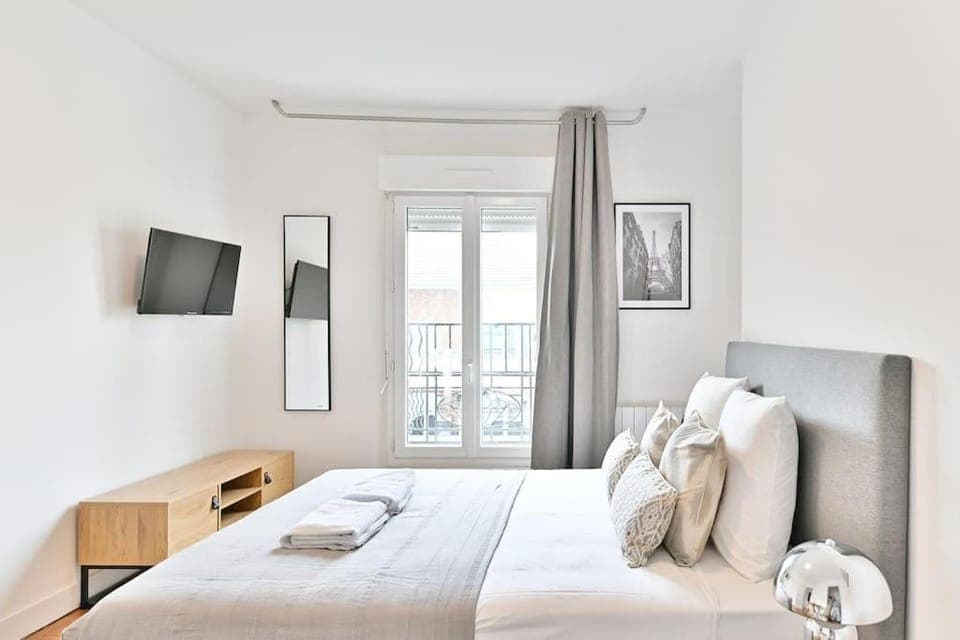 Bed, TV and multimedia, Bedroom