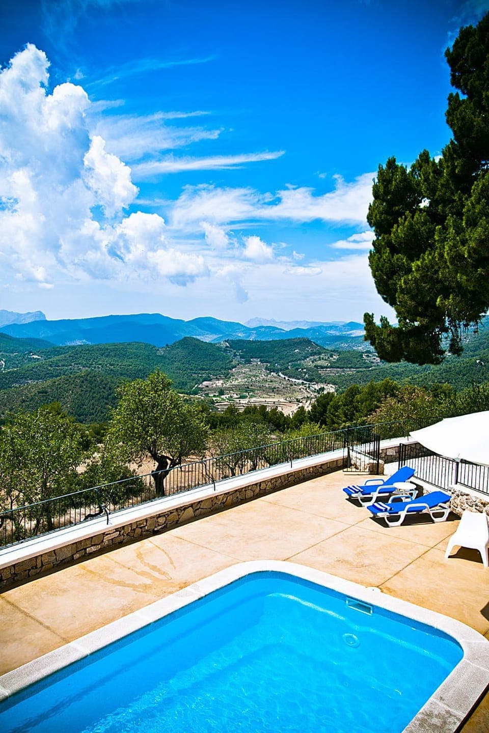 BBQ facilities, Mountain view, Swimming pool, sunbed