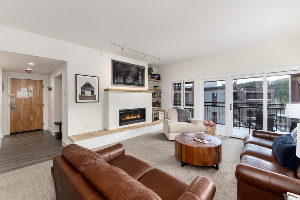 TV and multimedia, Living room, Seating area, Evening entertainment