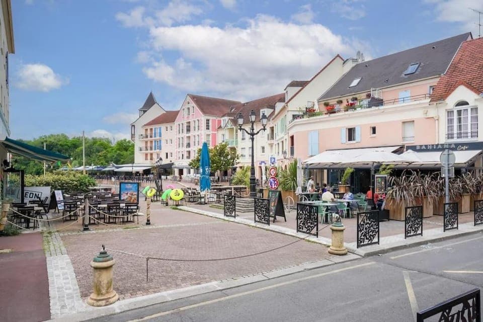 Neighbourhood, Street view