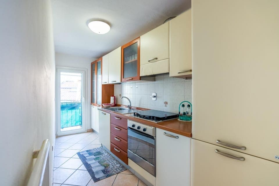 Kitchen or kitchenette, dishwasher