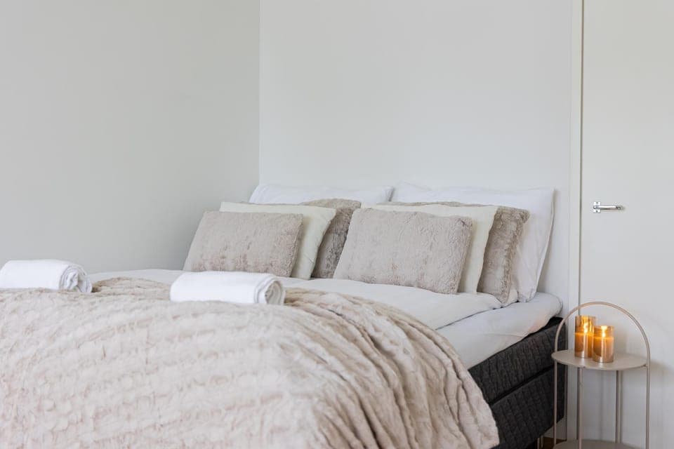 Bed, Photo of the whole room, Bedroom, towels