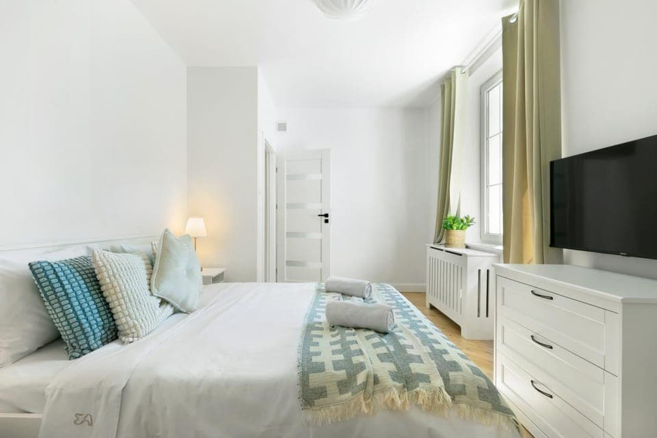 Bed, TV and multimedia, Evening entertainment, Bedroom