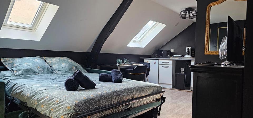 Bed, Bedroom, towels