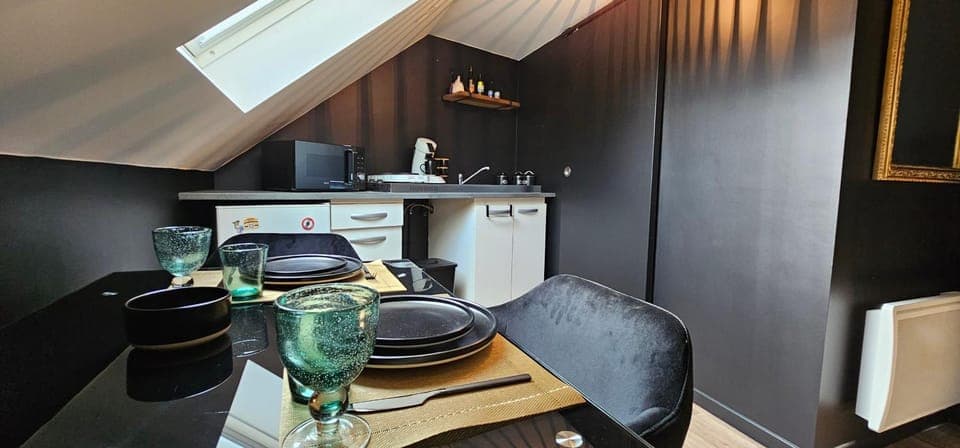 Kitchen or kitchenette, Dining area, stove