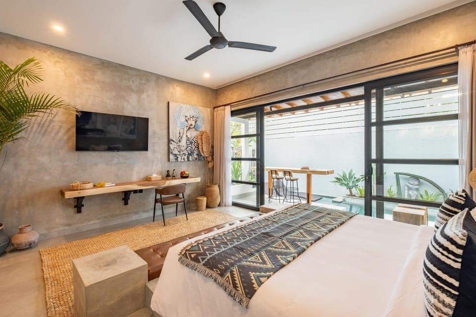 Bed, TV and multimedia, Bedroom