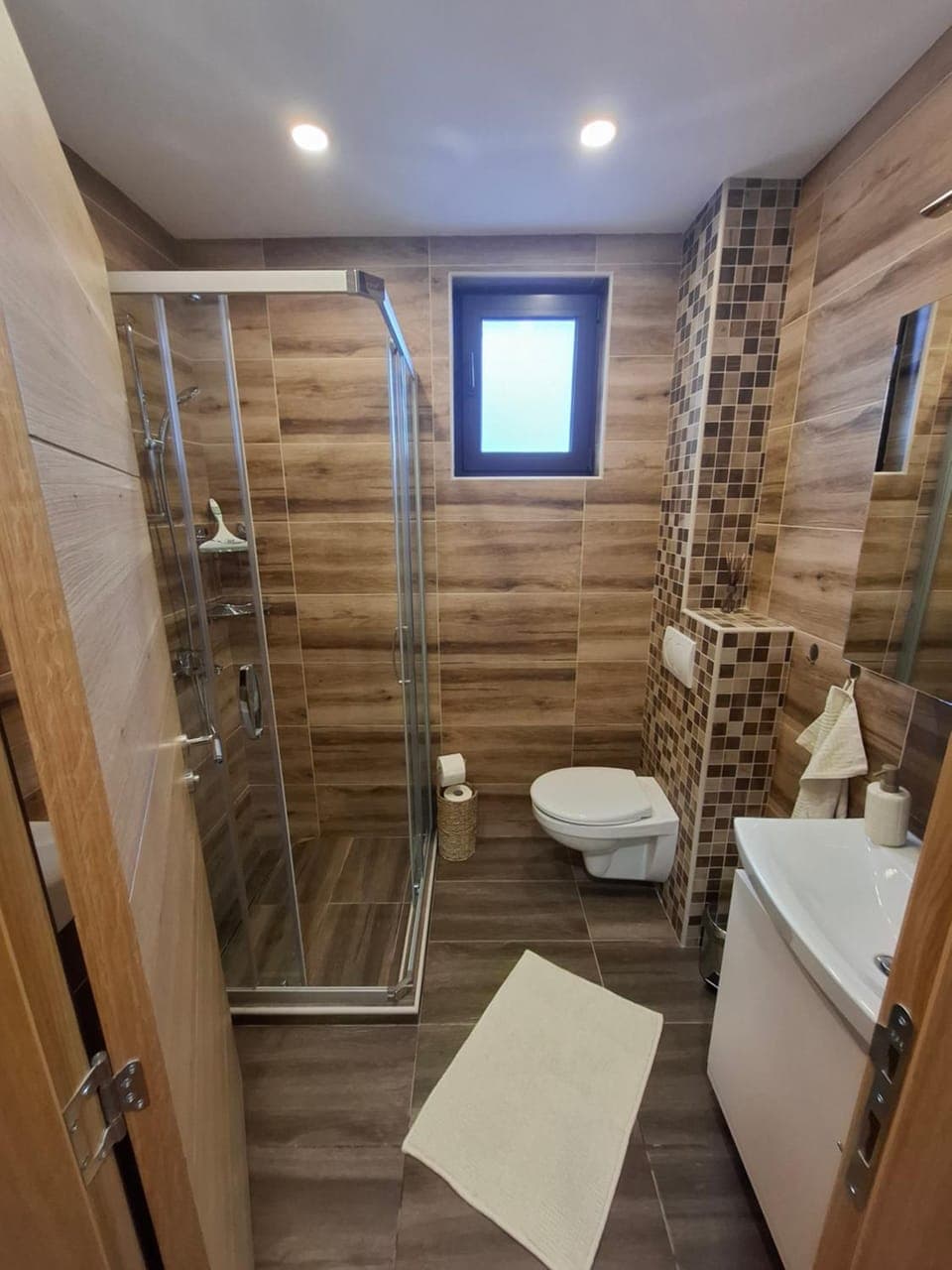 Shower, Toilet, Bathroom, towels