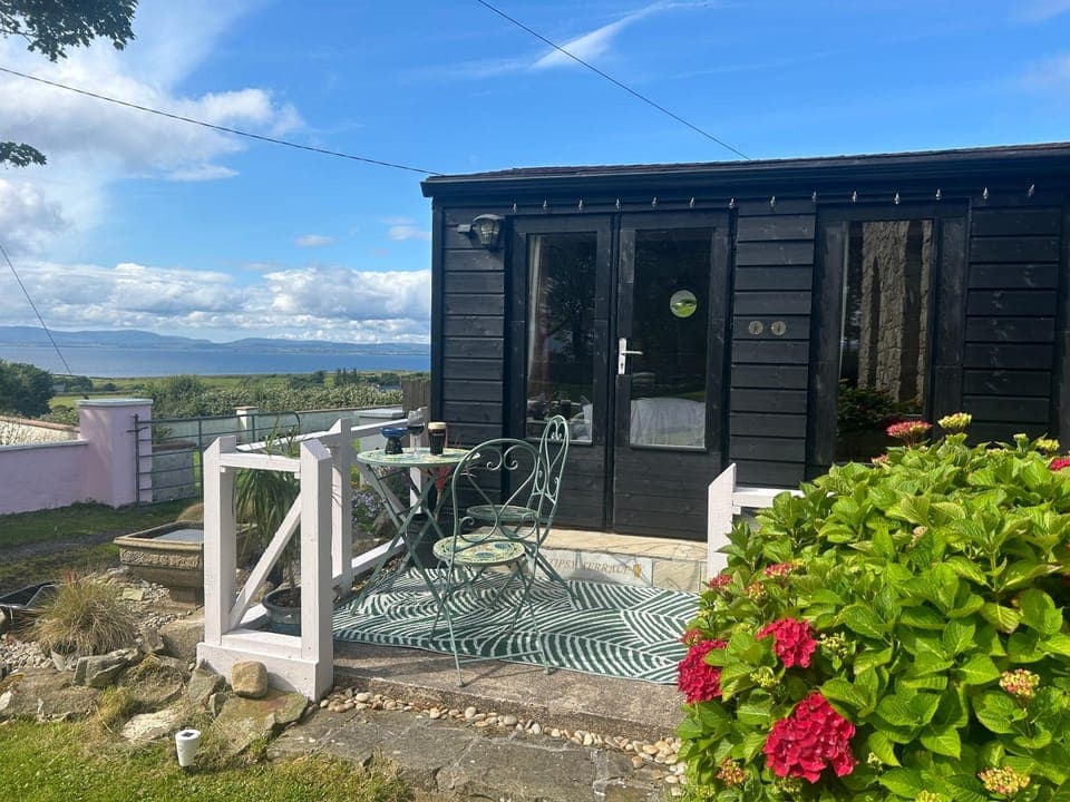 Property building, Day, Natural landscape, Balcony/Terrace, Balcony/Terrace