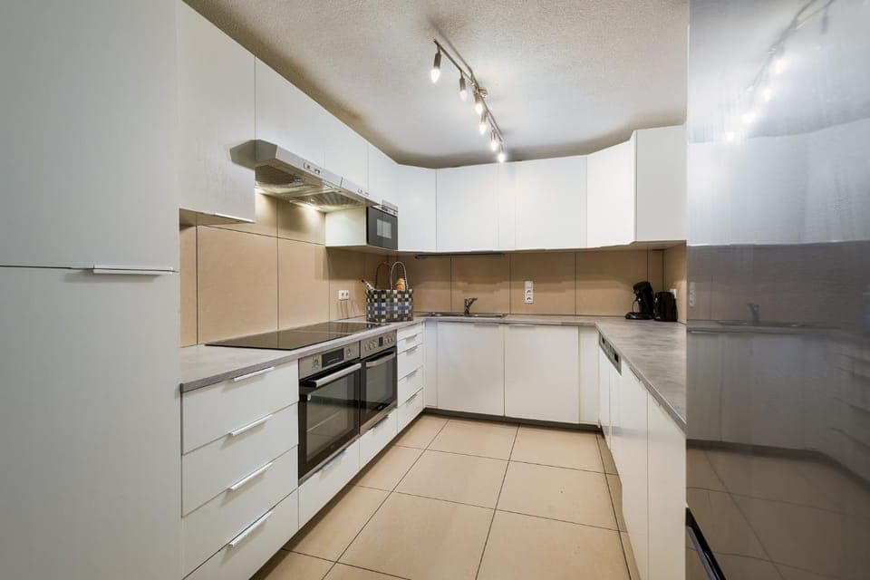 Kitchen or kitchenette, dishwasher, stove