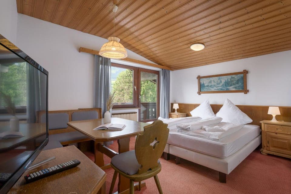 TV and multimedia, Seating area, Bedroom