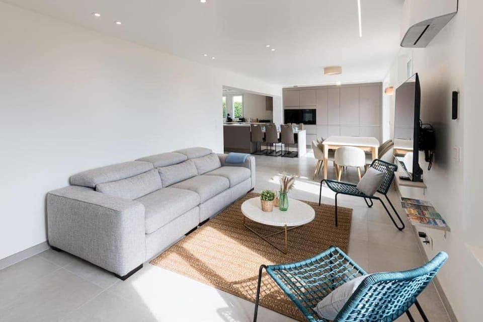 Communal lounge/ TV room, Living room, Seating area, air conditioner