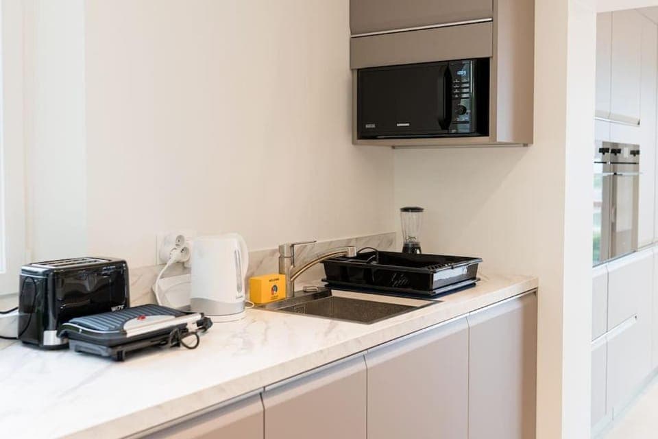 Coffee/tea facilities, Kitchen or kitchenette, stove, toaster