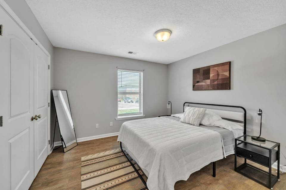 Stonecrest 717, 2Bd Apt I Free Parking I Pool Apartment in New Albany