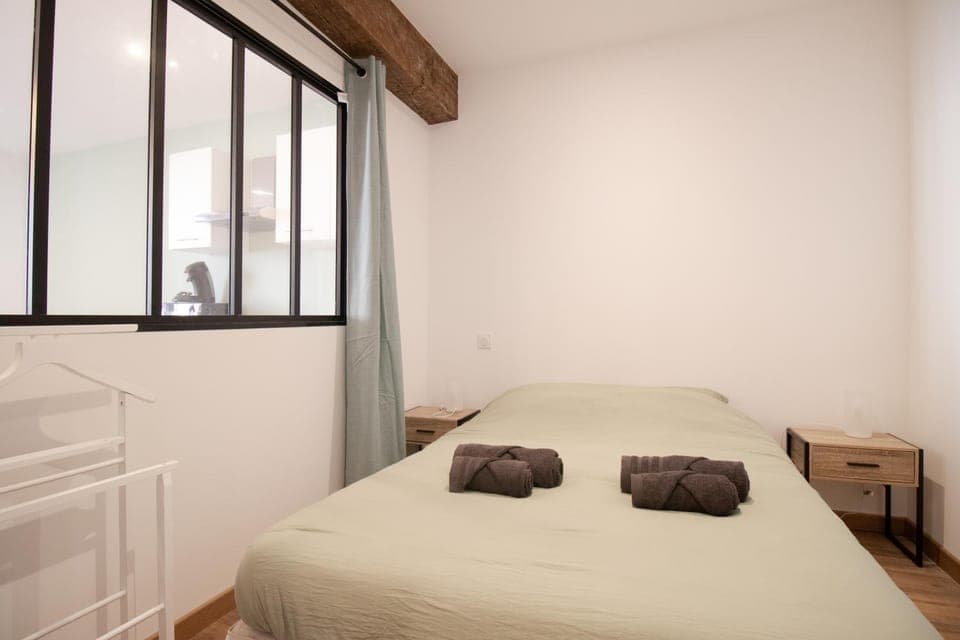 Bed, Photo of the whole room, Bedroom, towels