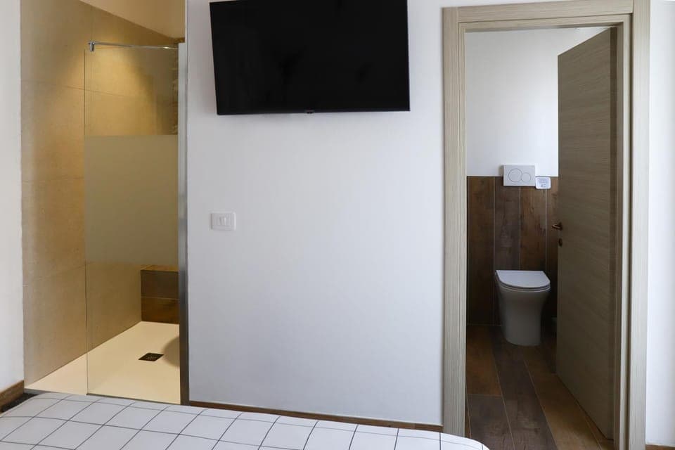 Toilet, Bed, Bathroom, TV and multimedia, Bedroom