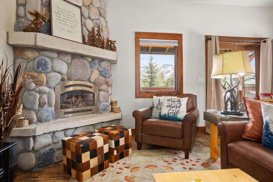 Hot Tubs, Washer & Dryer, Free Bus, Perfect for 3 Couples House in Steamboat Springs