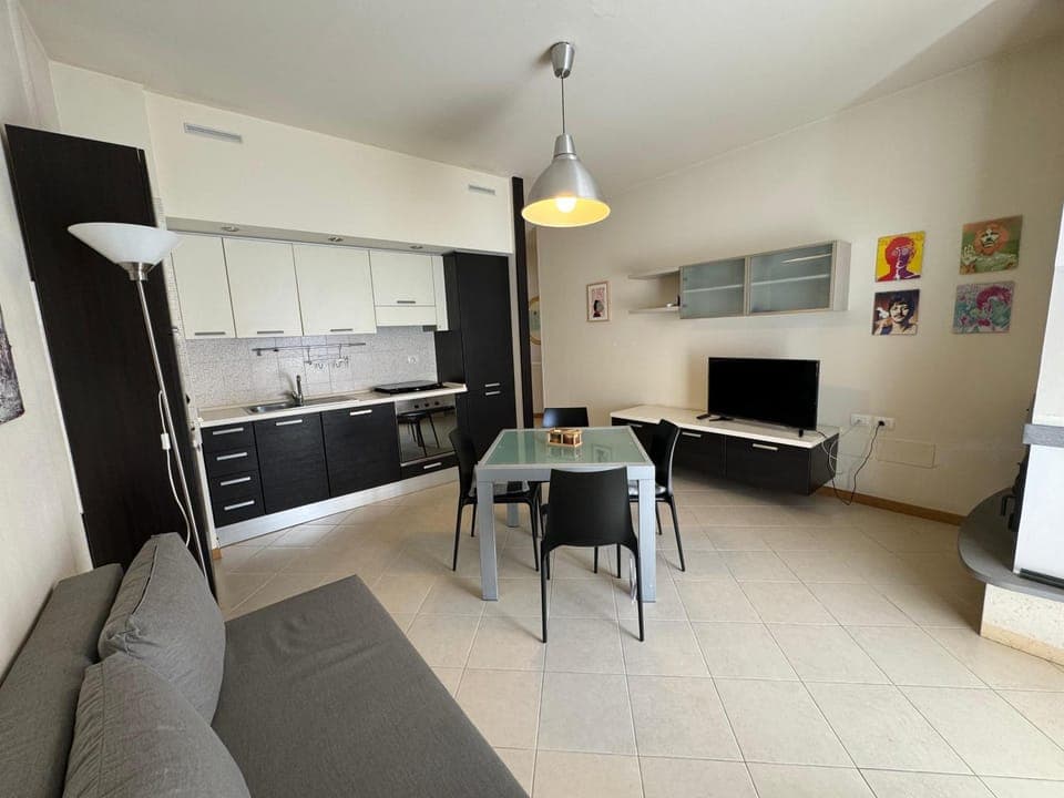 TV and multimedia, Kitchen or kitchenette, Living room, Seating area, Dining area, oven, stove