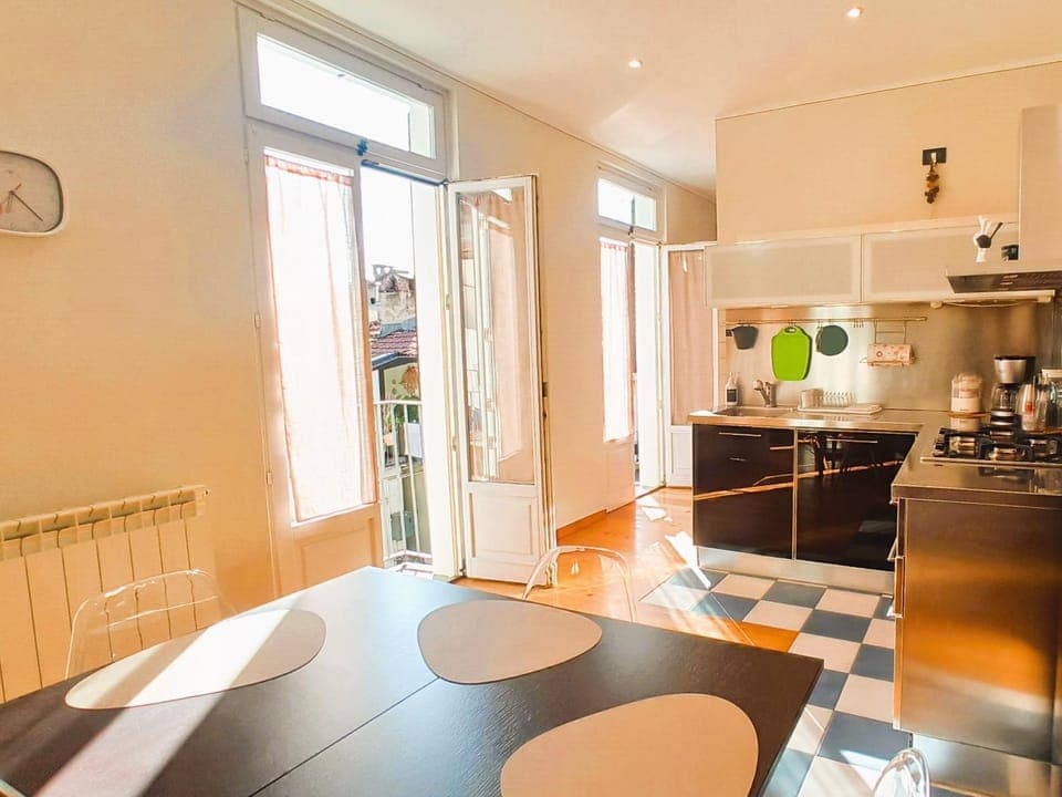 Coffee/tea facilities, Kitchen or kitchenette, Seating area, Dining area