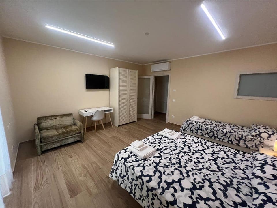 Bed, TV and multimedia, Photo of the whole room, Evening entertainment, Bedroom