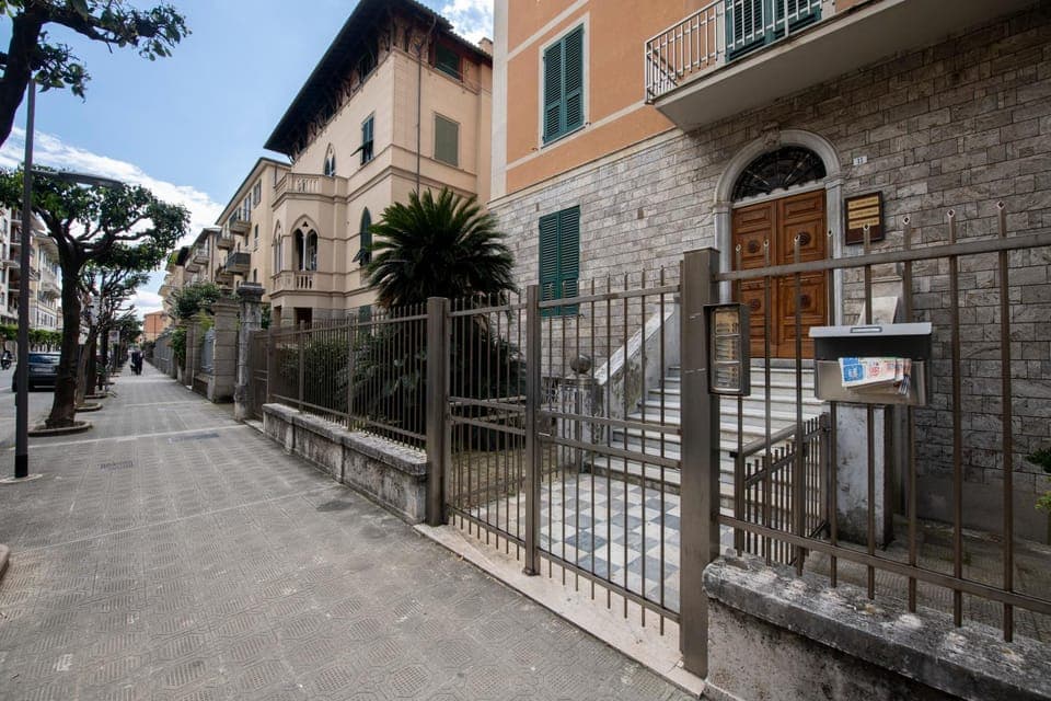 Property building, Neighbourhood