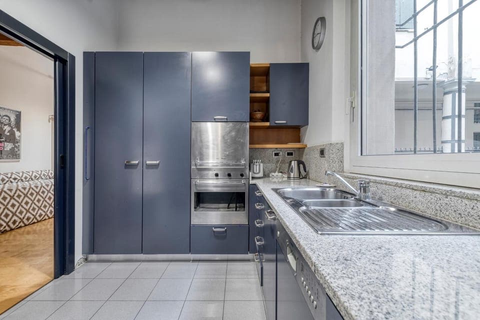 Kitchen or kitchenette, dishwasher, stove