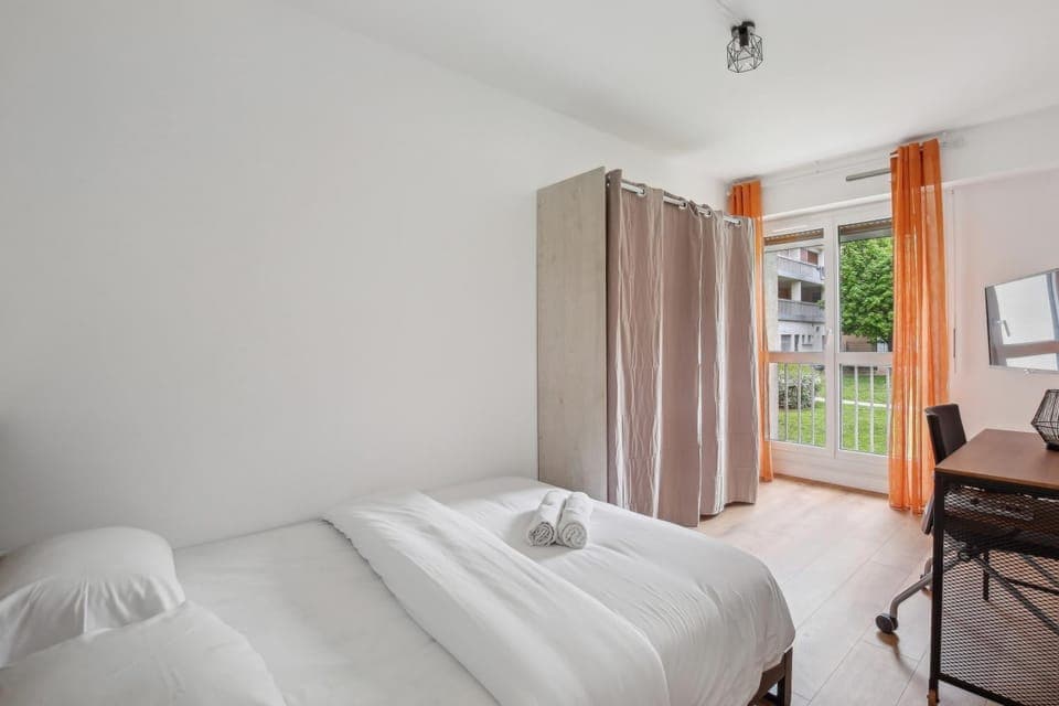 Bed, TV and multimedia, Photo of the whole room, Bedroom, towels