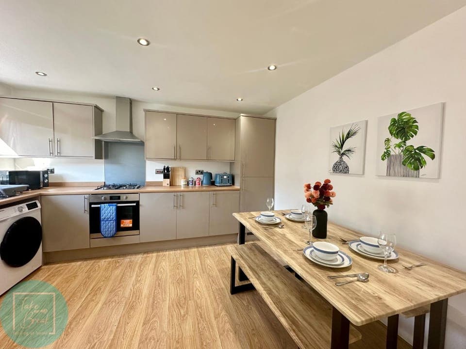 Kitchen or kitchenette, Dining area