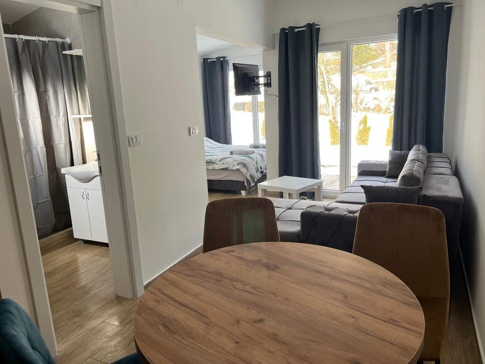 Bed, TV and multimedia, Living room, Photo of the whole room, Seating area, Dining area, Bedroom