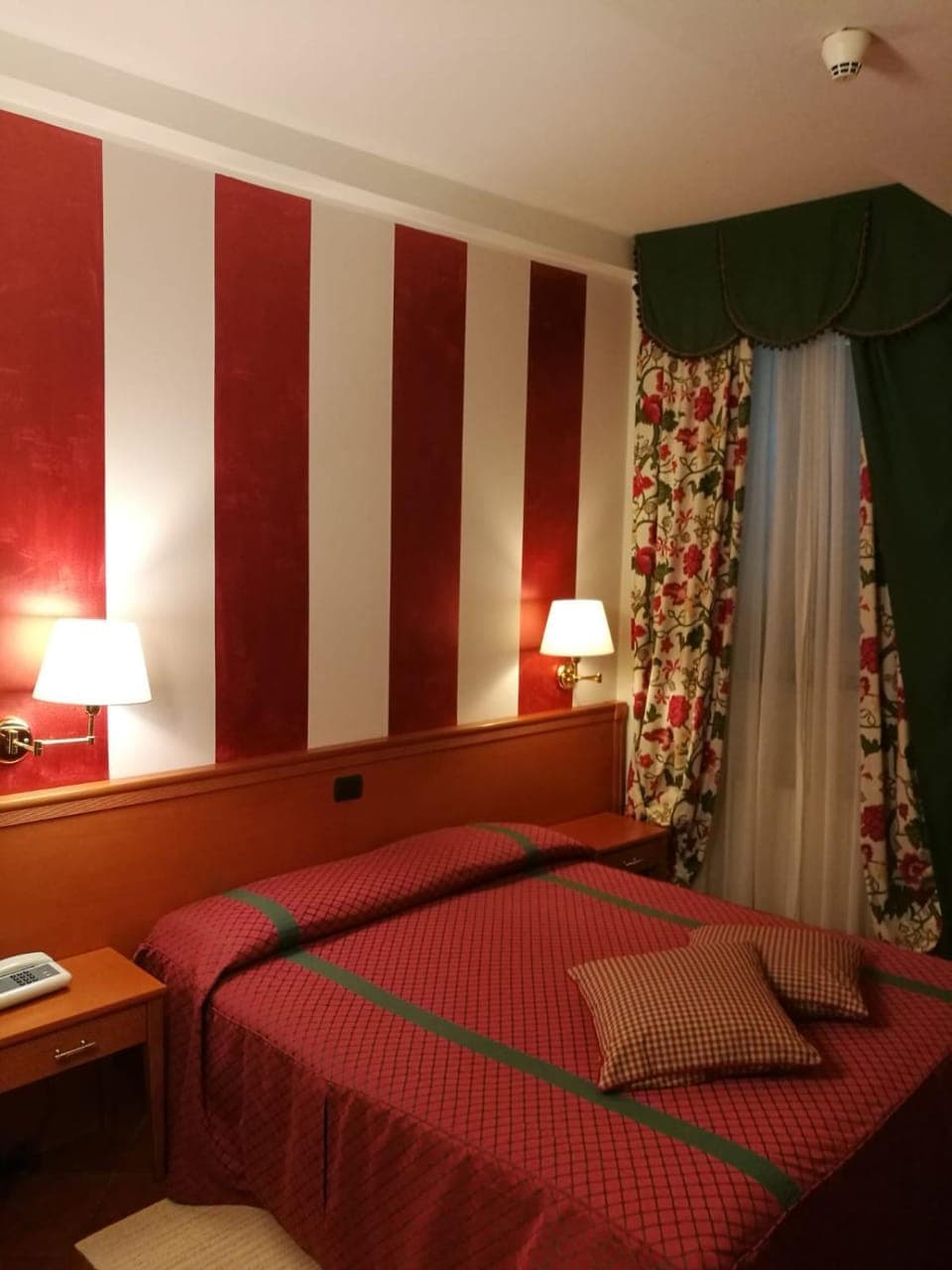 Photo of the whole room, Decorative detail