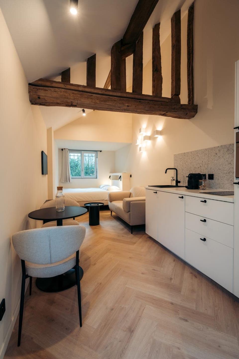 TV and multimedia, Kitchen or kitchenette, Living room, Dining area, stove