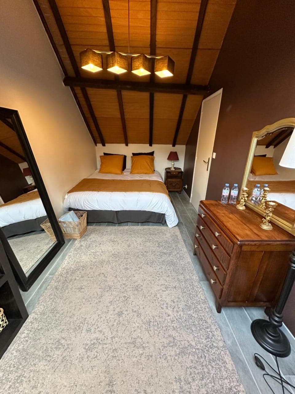 Bed, Bedroom, hair dresser