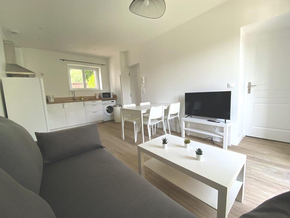 TV and multimedia, Coffee/tea facilities, Kitchen or kitchenette, Living room, Dining area, internet, microwave, oven, toaster, washing machine