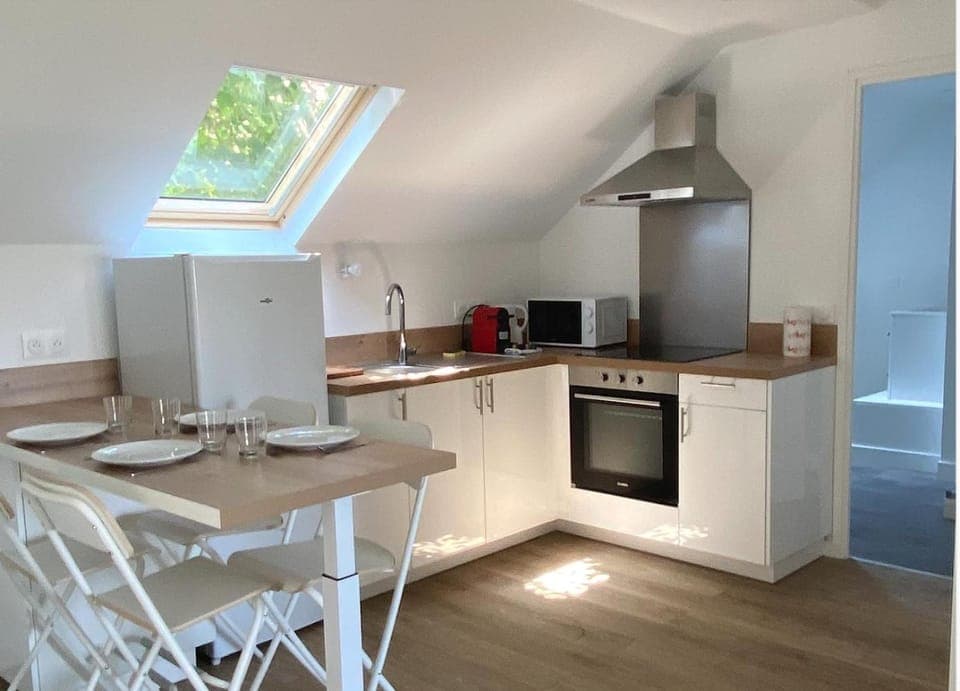 Coffee/tea facilities, Kitchen or kitchenette, Dining area, microwave, oven, stove, toaster