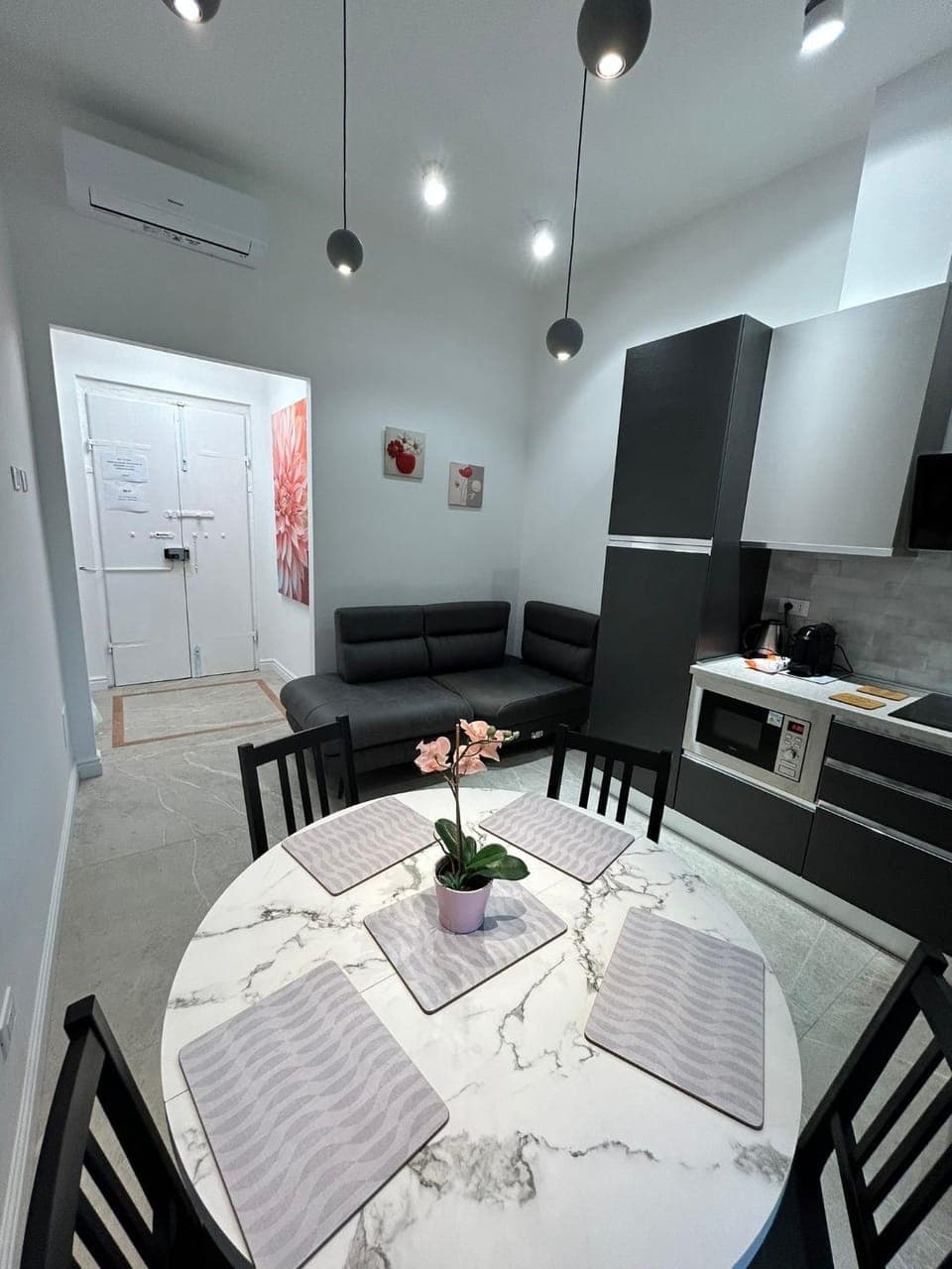 Kitchen or kitchenette, Dining area