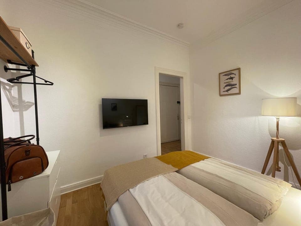 Bed, TV and multimedia, Bedroom