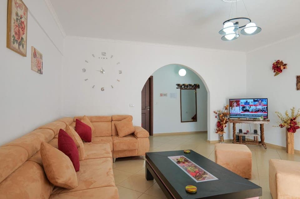 Communal lounge/ TV room, TV and multimedia, Living room, Seating area, Evening entertainment