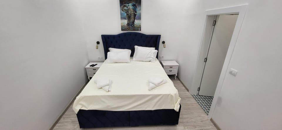 Bed, Bedroom, towels