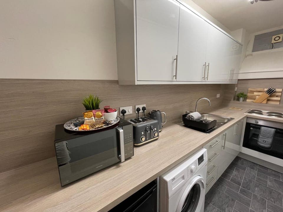 Coffee/tea facilities, Kitchen or kitchenette, oven, stove, toaster, washing machine