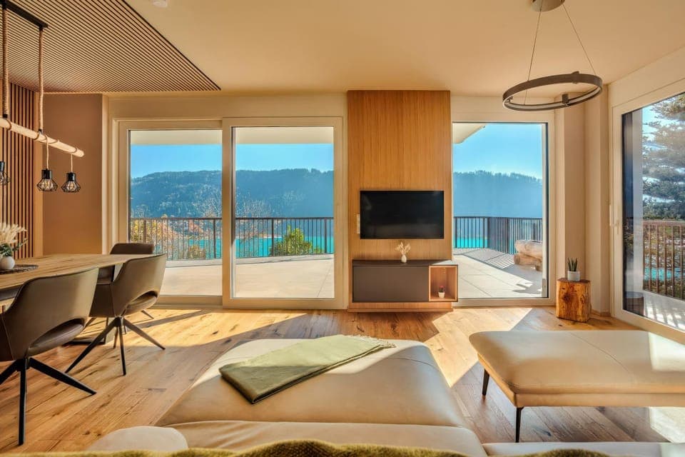 Natural landscape, View (from property/room), Balcony/Terrace, Dining area, Lake view, Lake view, Mountain view