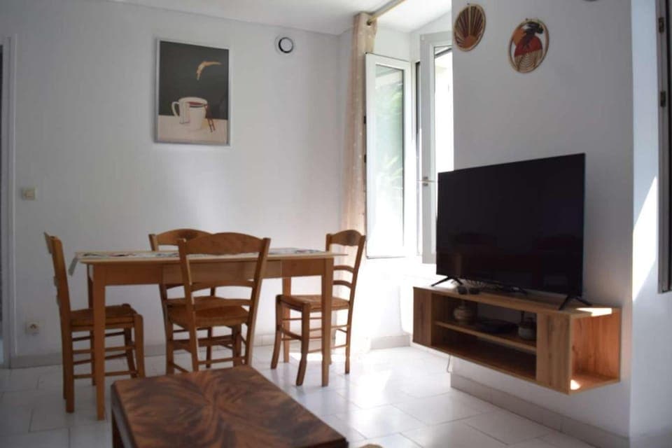 Communal lounge/ TV room, TV and multimedia, Dining area