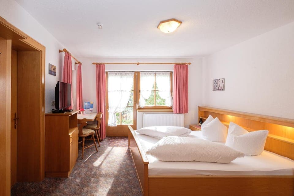 Bed, TV and multimedia, Bedroom