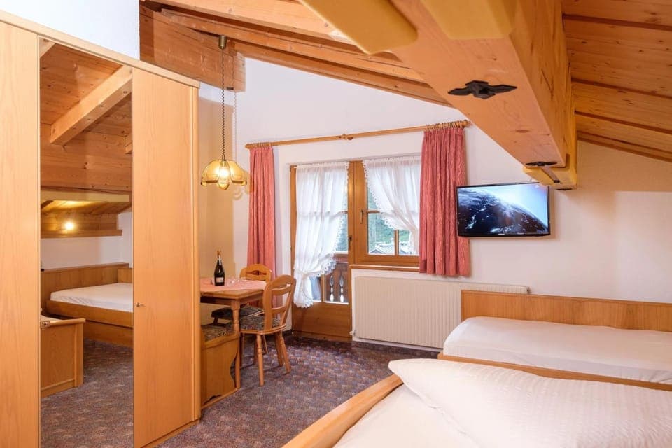 Bed, Living room, Photo of the whole room, Seating area, Bedroom