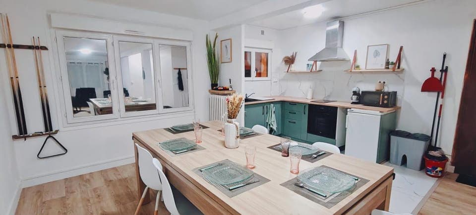 Kitchen or kitchenette, Dining area, stove