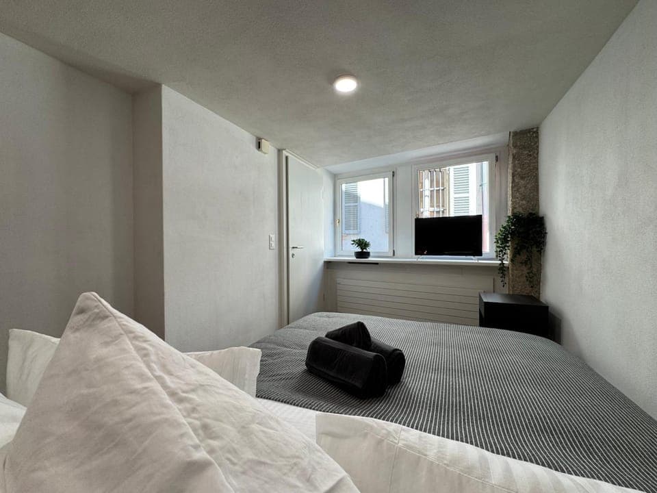 Bed, TV and multimedia, Photo of the whole room, Bedroom, towels