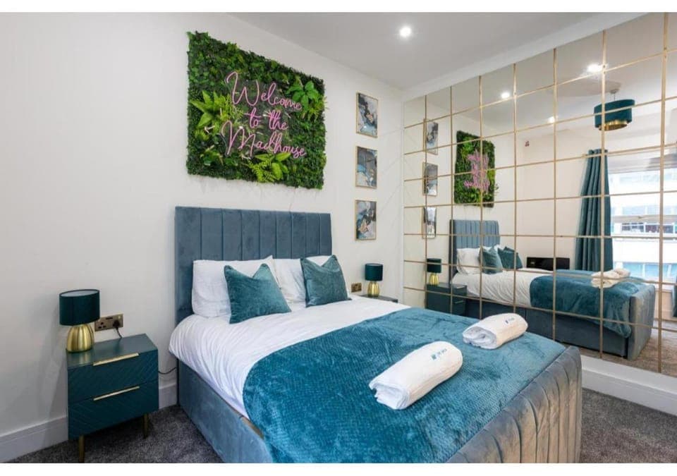 Bed, Bedroom, towels