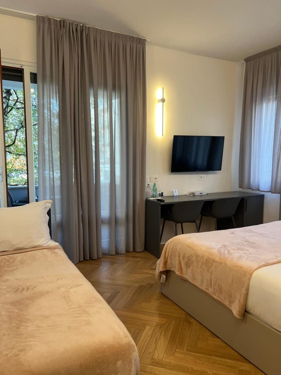 Bed, TV and multimedia, Photo of the whole room, Bedroom