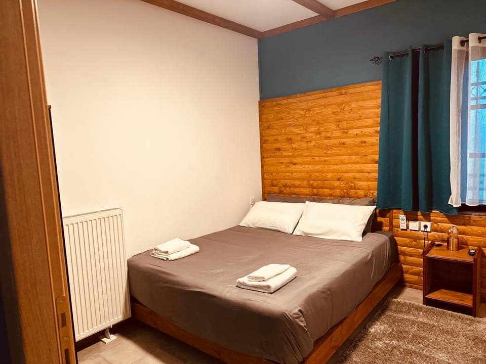 Bed, Photo of the whole room, Bedroom, internet, towels